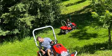 High grass mower with all-wheel drive 